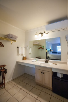 The Jack London Lodge - Standard Bathroom