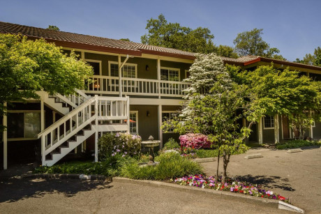 The Jack London Lodge - Exterior