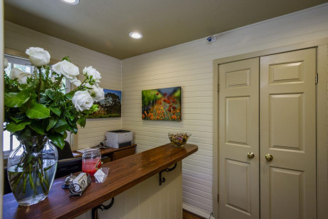 The Jack London Lodge - Front desk